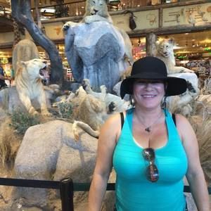 Meet your Posher, Gloria